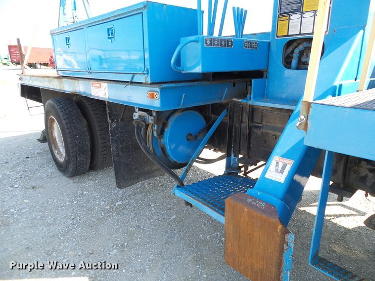 image for item DI0656 2004 Freightliner FL70 crane truck