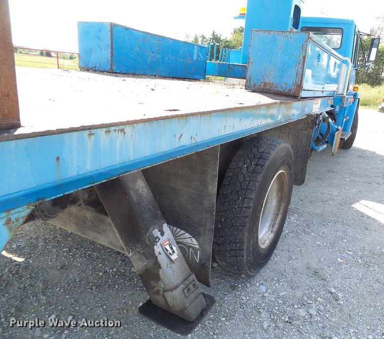 image for item DI0656 2004 Freightliner FL70 crane truck