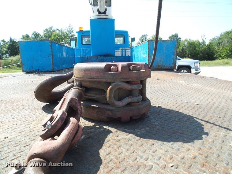 image for item DI0656 2004 Freightliner FL70 crane truck