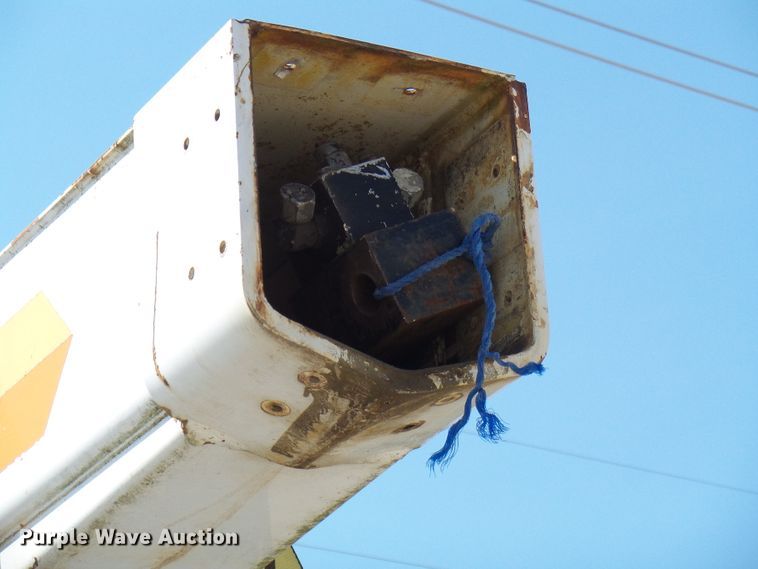 image for item DI0656 2004 Freightliner FL70 crane truck