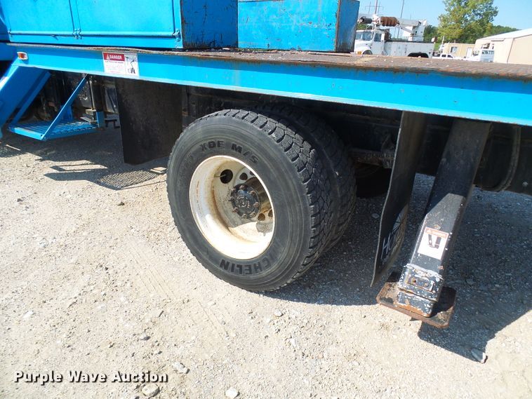 image for item DI0656 2004 Freightliner FL70 crane truck