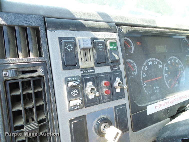 image for item DI0656 2004 Freightliner FL70 crane truck