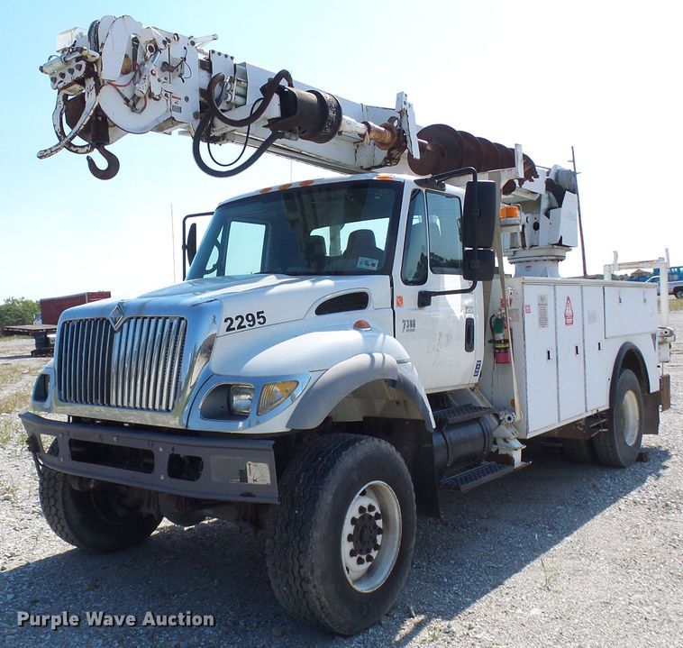 image for item DI0658 2007 International 7400 digger derrick truck