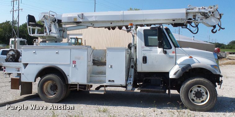 image for item DI0658 2007 International 7400 digger derrick truck