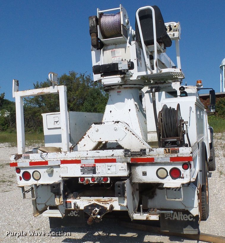 image for item DI0658 2007 International 7400 digger derrick truck