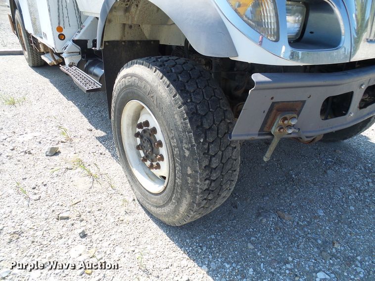 image for item DI0658 2007 International 7400 digger derrick truck