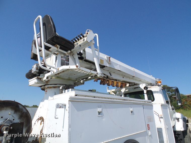 image for item DI0658 2007 International 7400 digger derrick truck