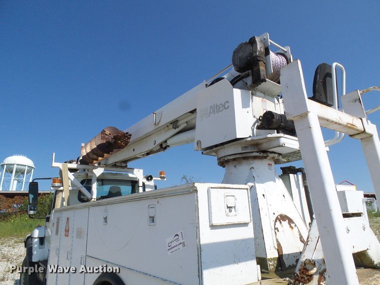 image for item DI0658 2007 International 7400 digger derrick truck