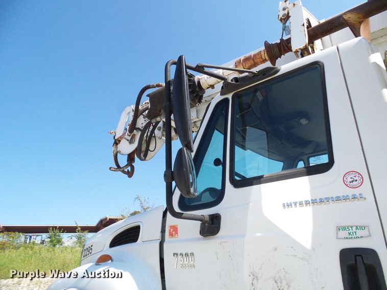 image for item DI0658 2007 International 7400 digger derrick truck