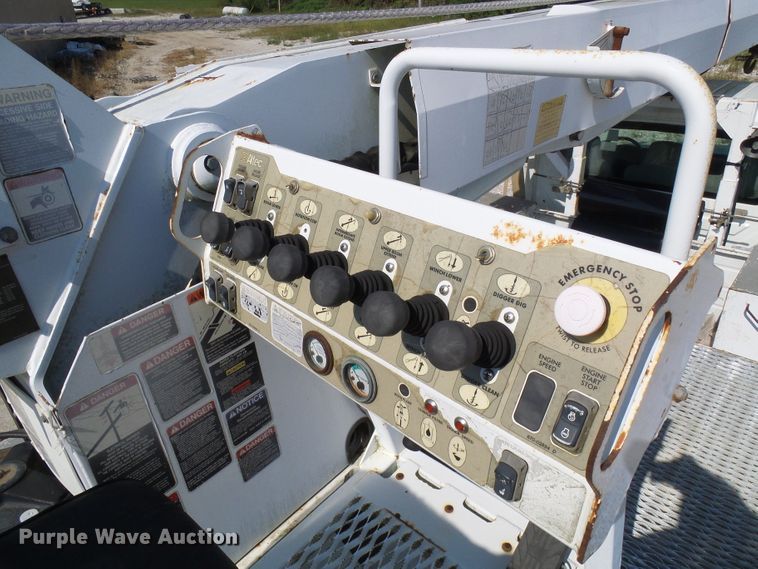 image for item DI0658 2007 International 7400 digger derrick truck