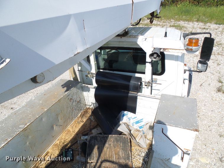 image for item DI0658 2007 International 7400 digger derrick truck