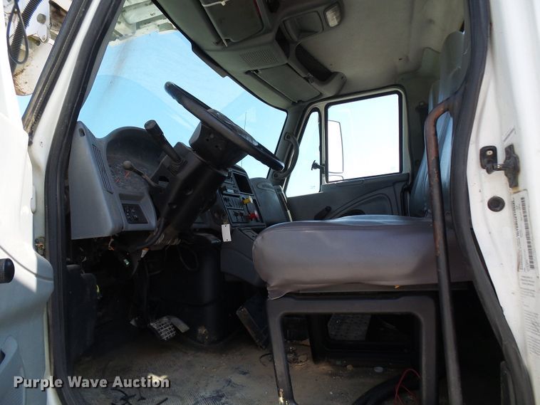 image for item DI0658 2007 International 7400 digger derrick truck