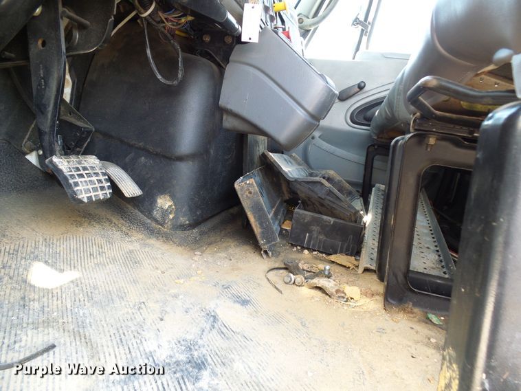 image for item DI0658 2007 International 7400 digger derrick truck