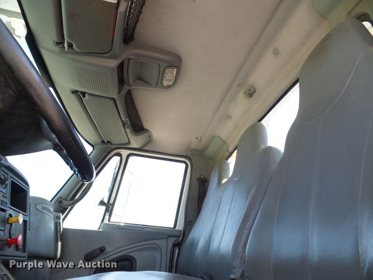 image for item DI0658 2007 International 7400 digger derrick truck