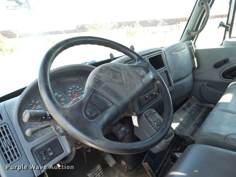 image for item DI0658 2007 International 7400 digger derrick truck