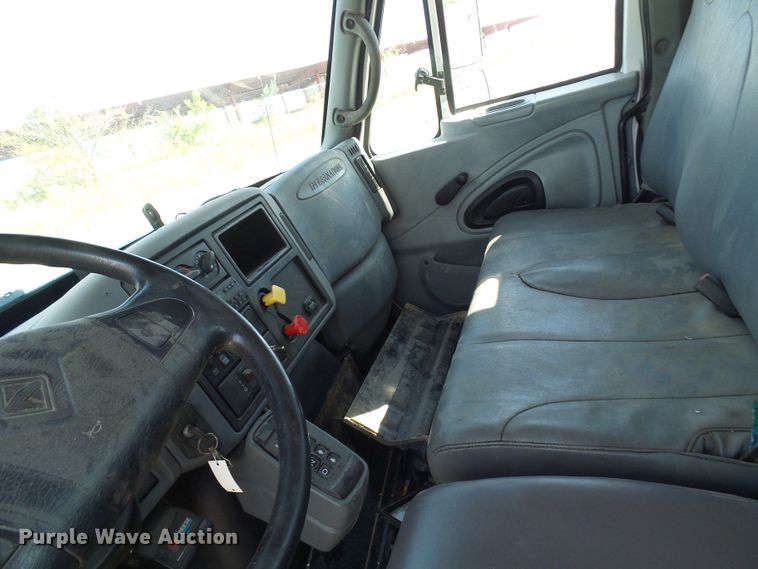 image for item DI0658 2007 International 7400 digger derrick truck