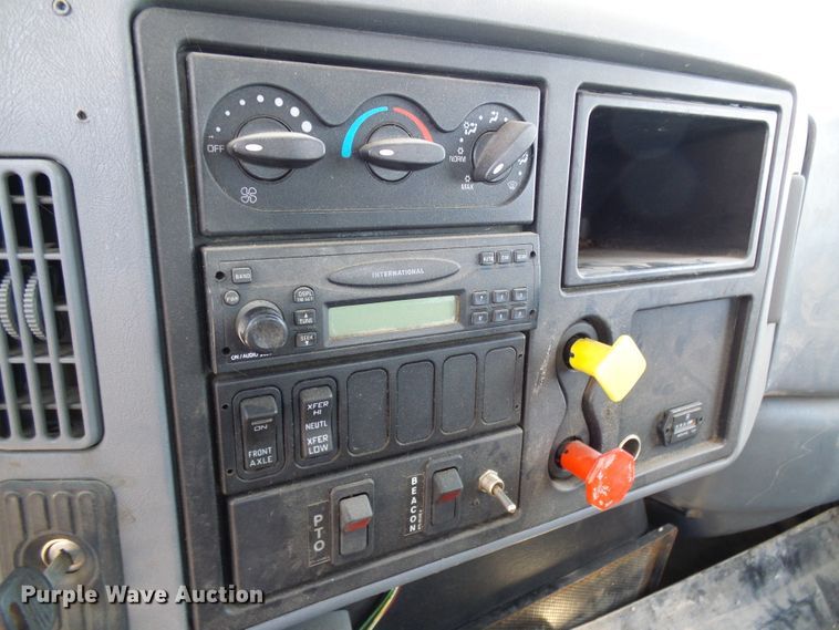 image for item DI0658 2007 International 7400 digger derrick truck