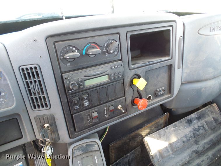 image for item DI0658 2007 International 7400 digger derrick truck