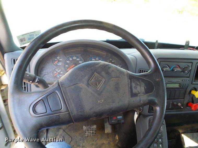 image for item DI0658 2007 International 7400 digger derrick truck