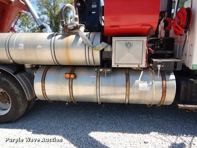 image for item EK9056 1997 Ford L8501 sewer rodder truck