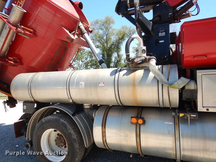 image for item EK9056 1997 Ford L8501 sewer rodder truck