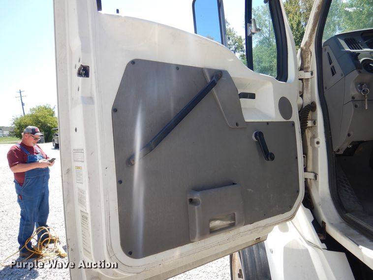 image for item EK9056 1997 Ford L8501 sewer rodder truck