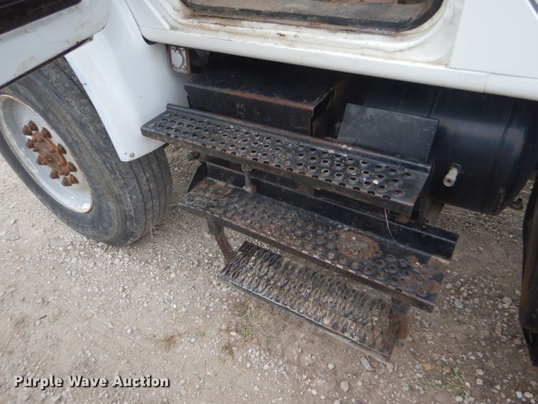 image for item FG9781 1999 International 4800 Crew Cab bucket truck