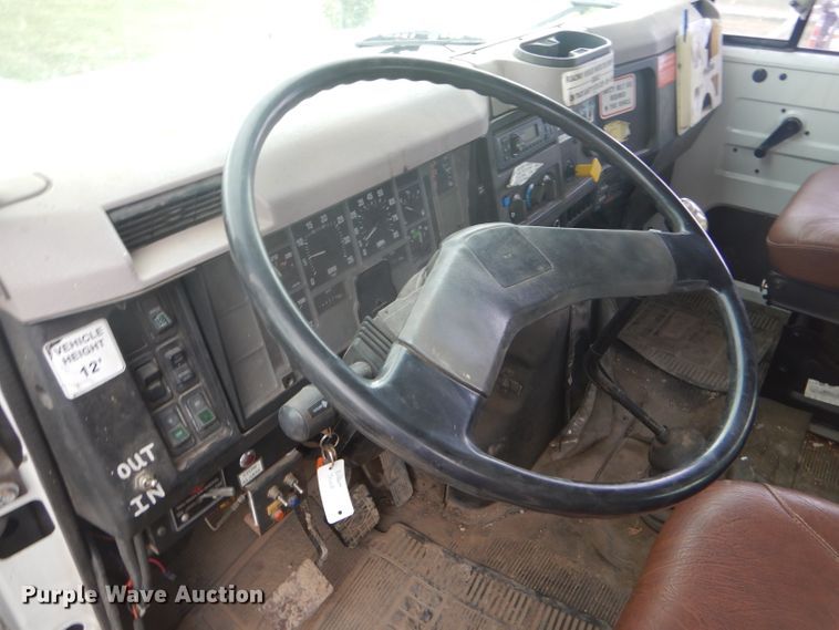 image for item FG9781 1999 International 4800 Crew Cab bucket truck