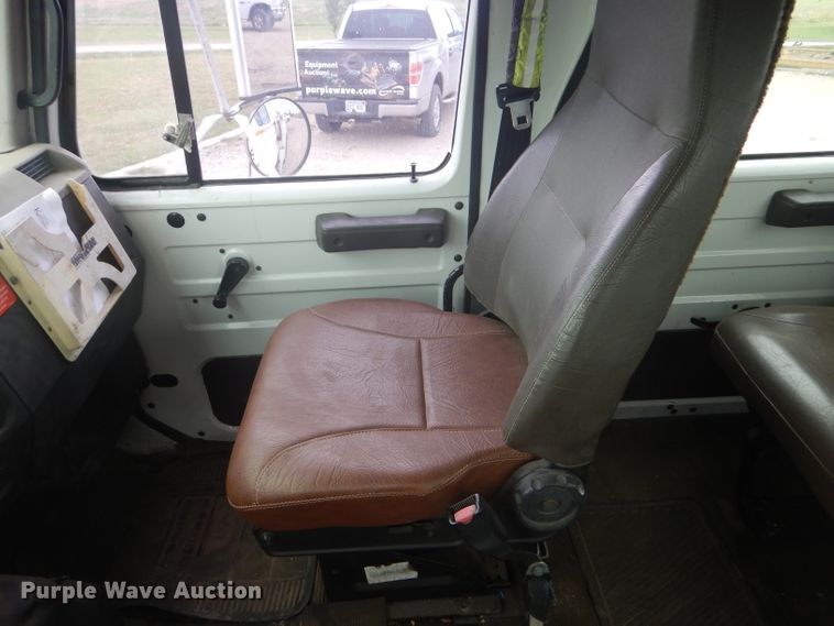 image for item FG9781 1999 International 4800 Crew Cab bucket truck