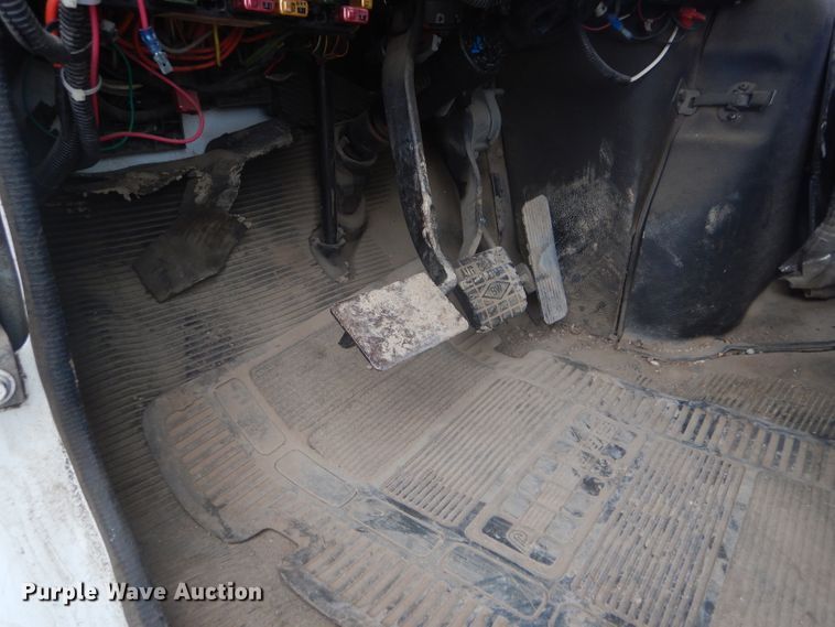 image for item FG9781 1999 International 4800 Crew Cab bucket truck