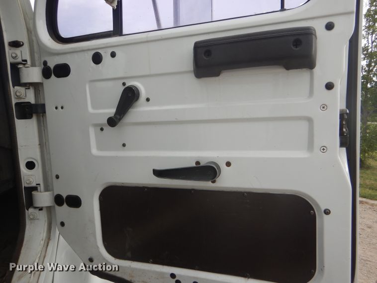 image for item FG9781 1999 International 4800 Crew Cab bucket truck