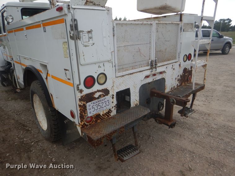 image for item FG9781 1999 International 4800 Crew Cab bucket truck