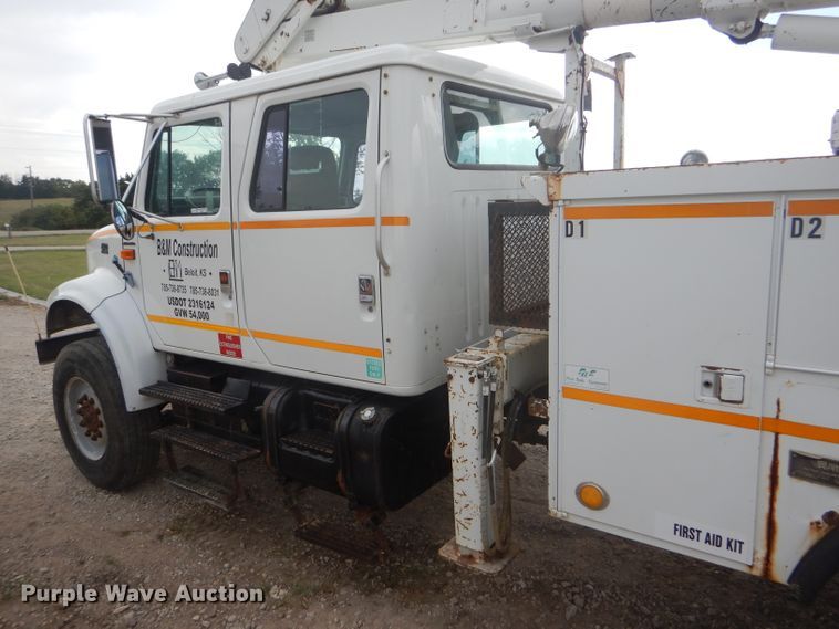 image for item FG9781 1999 International 4800 Crew Cab bucket truck