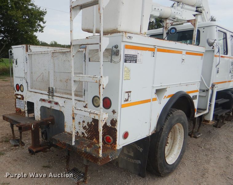 image for item FG9781 1999 International 4800 Crew Cab bucket truck