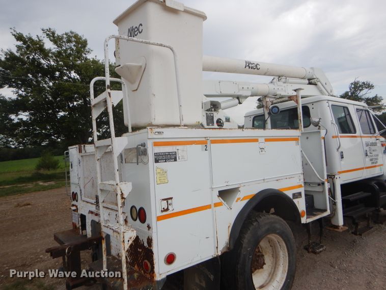 image for item FG9781 1999 International 4800 Crew Cab bucket truck