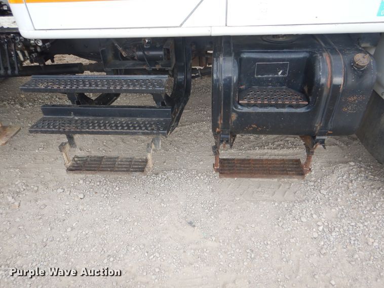 image for item FG9781 1999 International 4800 Crew Cab bucket truck