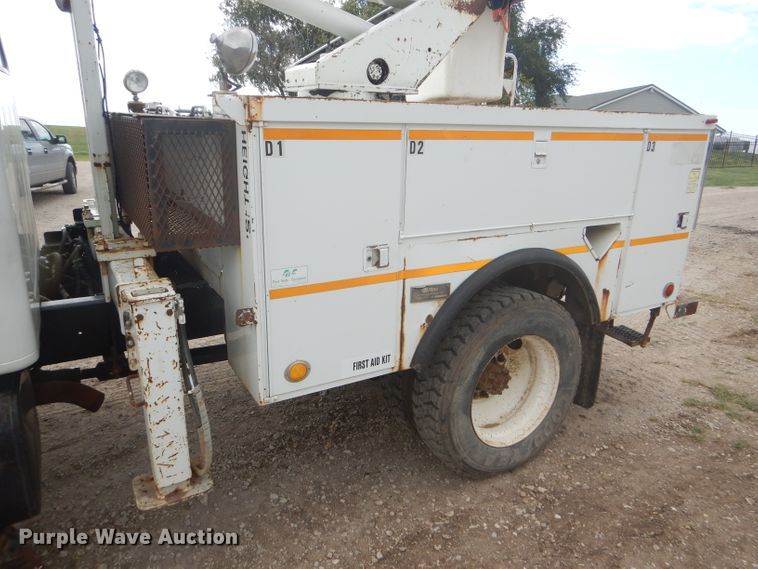 image for item FG9781 1999 International 4800 Crew Cab bucket truck