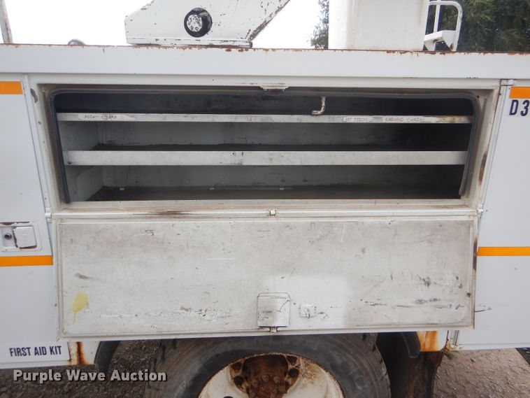 image for item FG9781 1999 International 4800 Crew Cab bucket truck