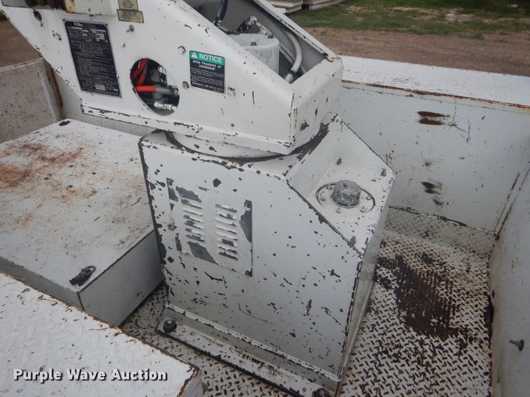 image for item FG9781 1999 International 4800 Crew Cab bucket truck