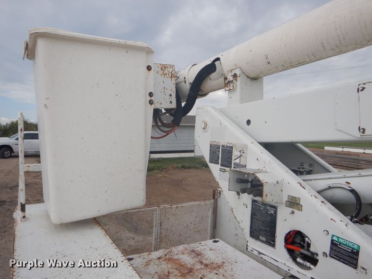 image for item FG9781 1999 International 4800 Crew Cab bucket truck