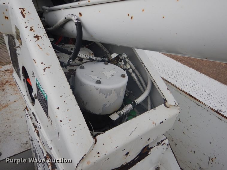 image for item FG9781 1999 International 4800 Crew Cab bucket truck