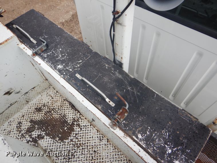 image for item FG9781 1999 International 4800 Crew Cab bucket truck