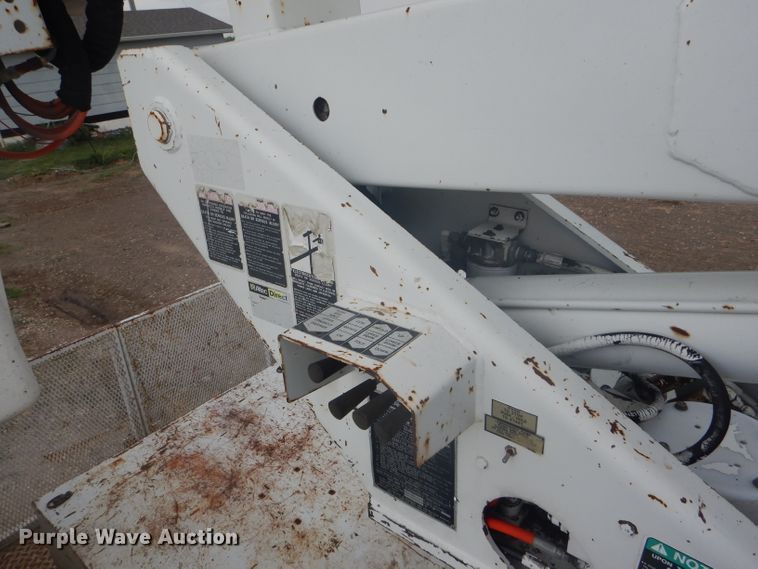 image for item FG9781 1999 International 4800 Crew Cab bucket truck