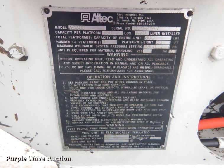 image for item FG9781 1999 International 4800 Crew Cab bucket truck