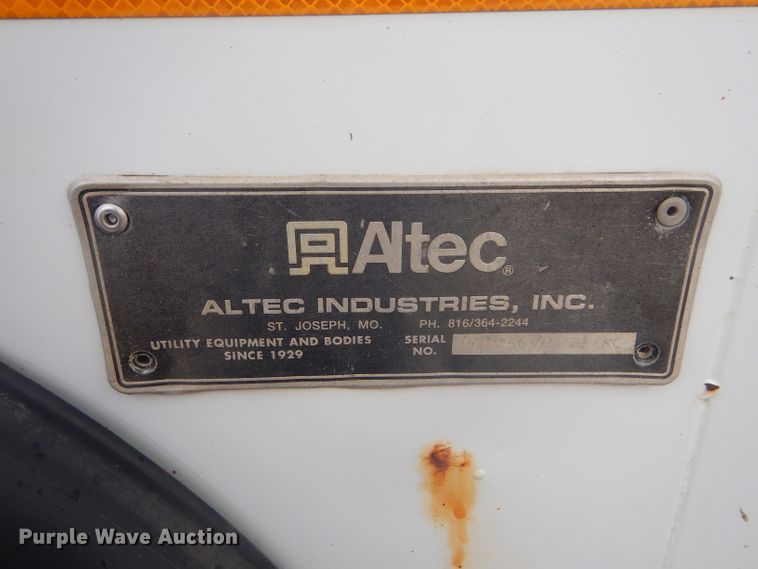 image for item FG9781 1999 International 4800 Crew Cab bucket truck