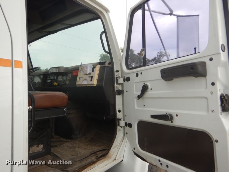 image for item FG9781 1999 International 4800 Crew Cab bucket truck