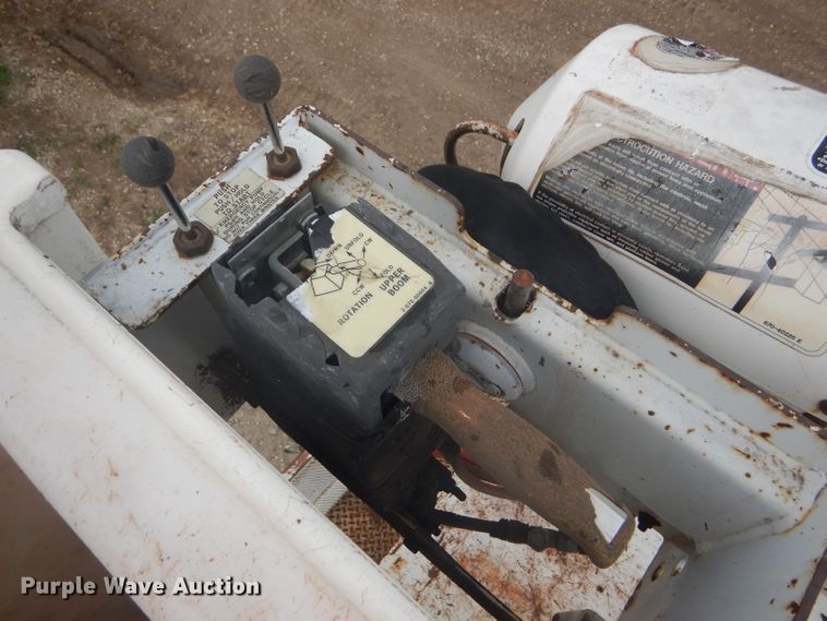 image for item FG9781 1999 International 4800 Crew Cab bucket truck