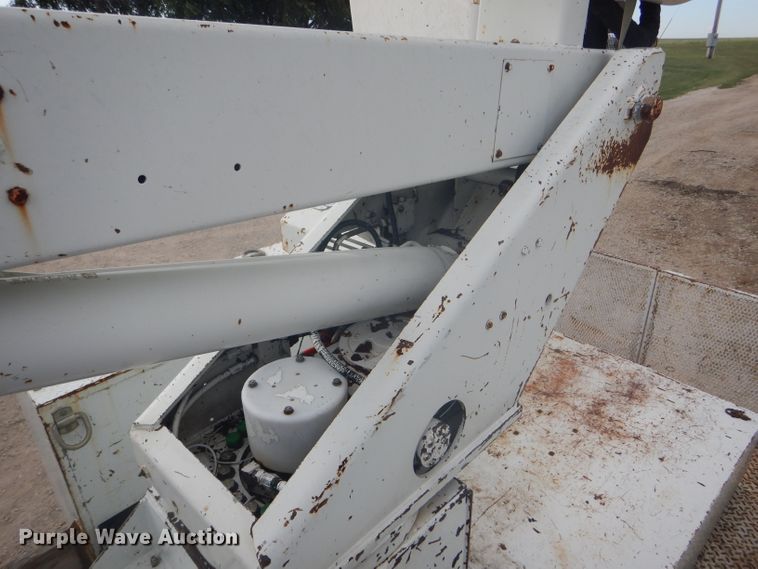 image for item FG9781 1999 International 4800 Crew Cab bucket truck