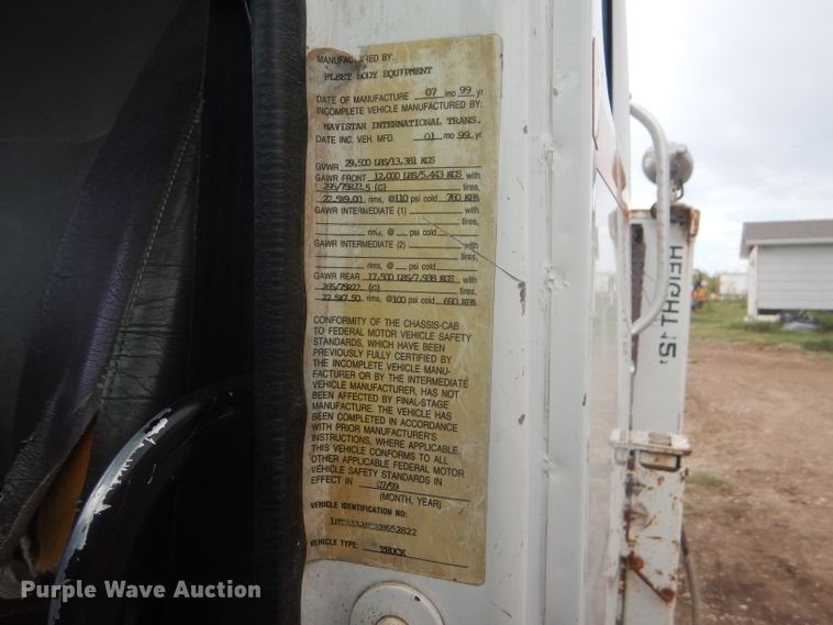 image for item FG9781 1999 International 4800 Crew Cab bucket truck