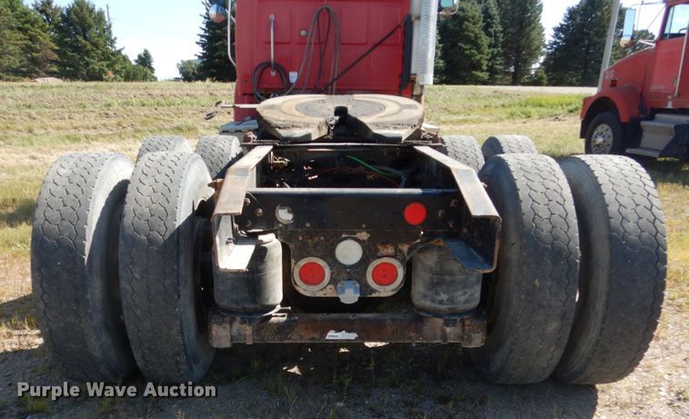 image for item FU9412 2007 Sterling L-Line semi truck